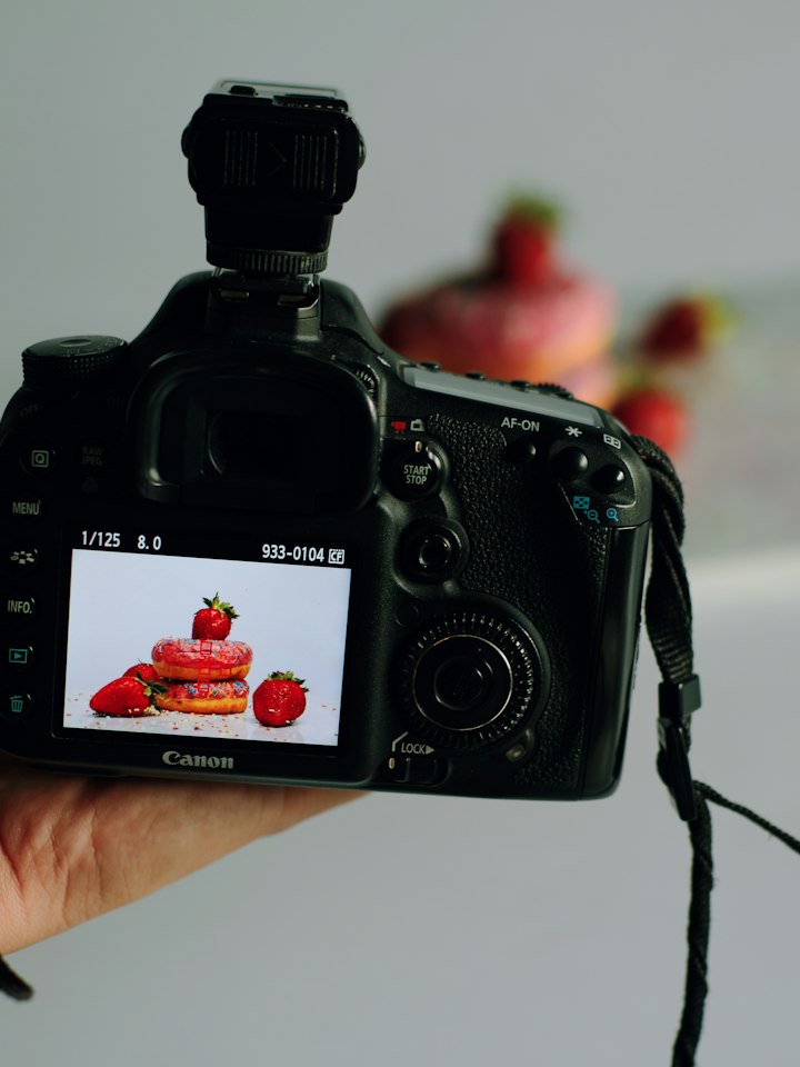 Kamera mit Food-Foto auf dem Display