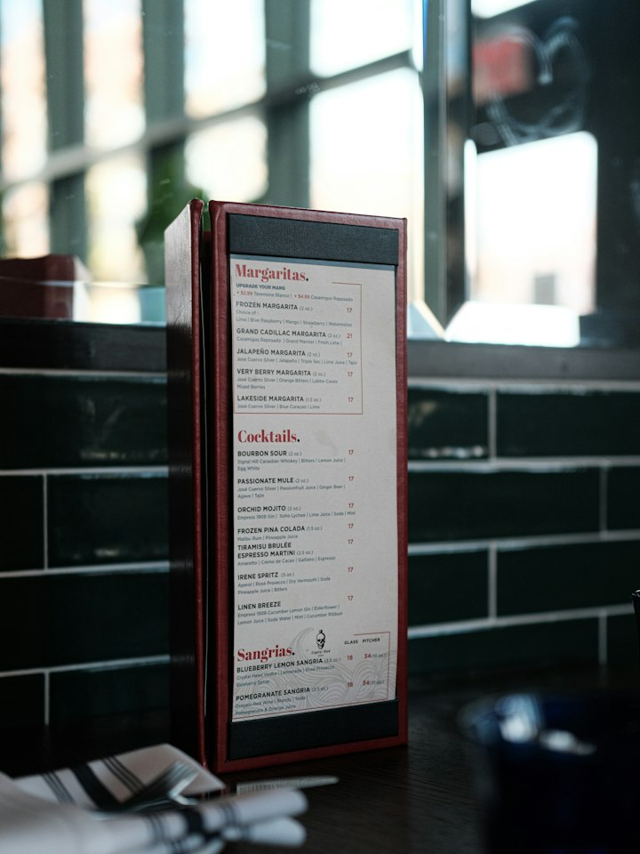 Speisekarte auf einem Restauranttisch